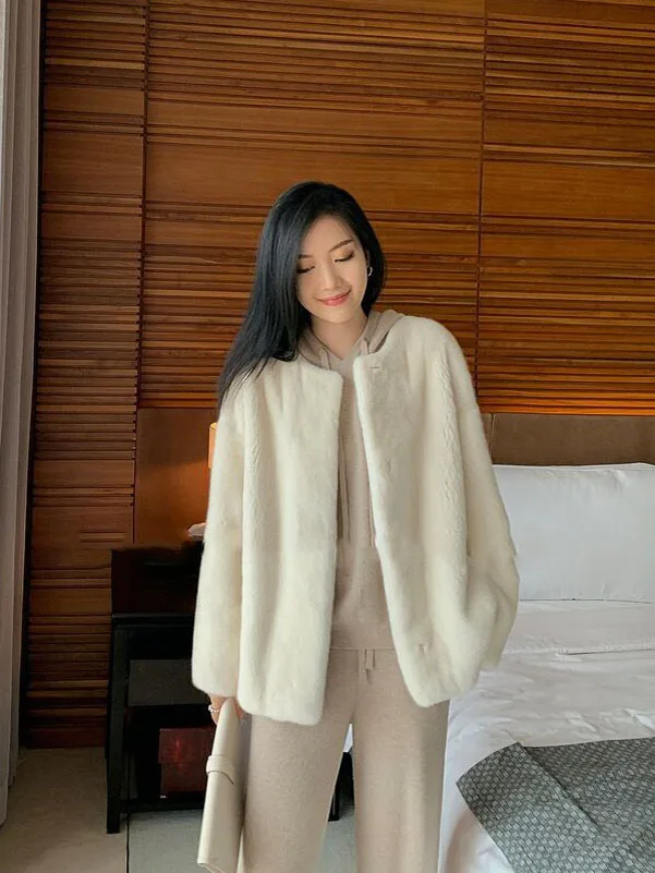 2023 Winter Warm Velvet Jacket Women Casual Single Breasted Overcoat O-neck Fleece Crop Coats Ladies Office Outerwear
2023 Winter Warm Velvet Jacket Women Casual Single Breasted Overcoat O-neck Fleece Crop Coats Ladies Office Outerwear