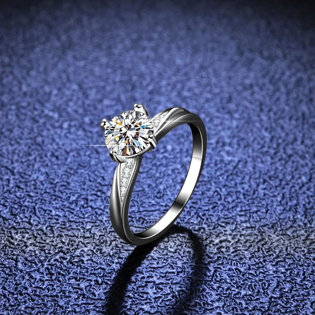 18K Gold Inlaid D-color Moissanite Ring with Four Claws Shining VVS1PT950 Platinum Diamond Inlaid Ring, Women's Engagement Gift
18K Gold Inlaid D-color Moissanite Ring with Four Claws Shining VVS1PT950 Platinum Diamond Inlaid Ring, Women's Engagement Gift