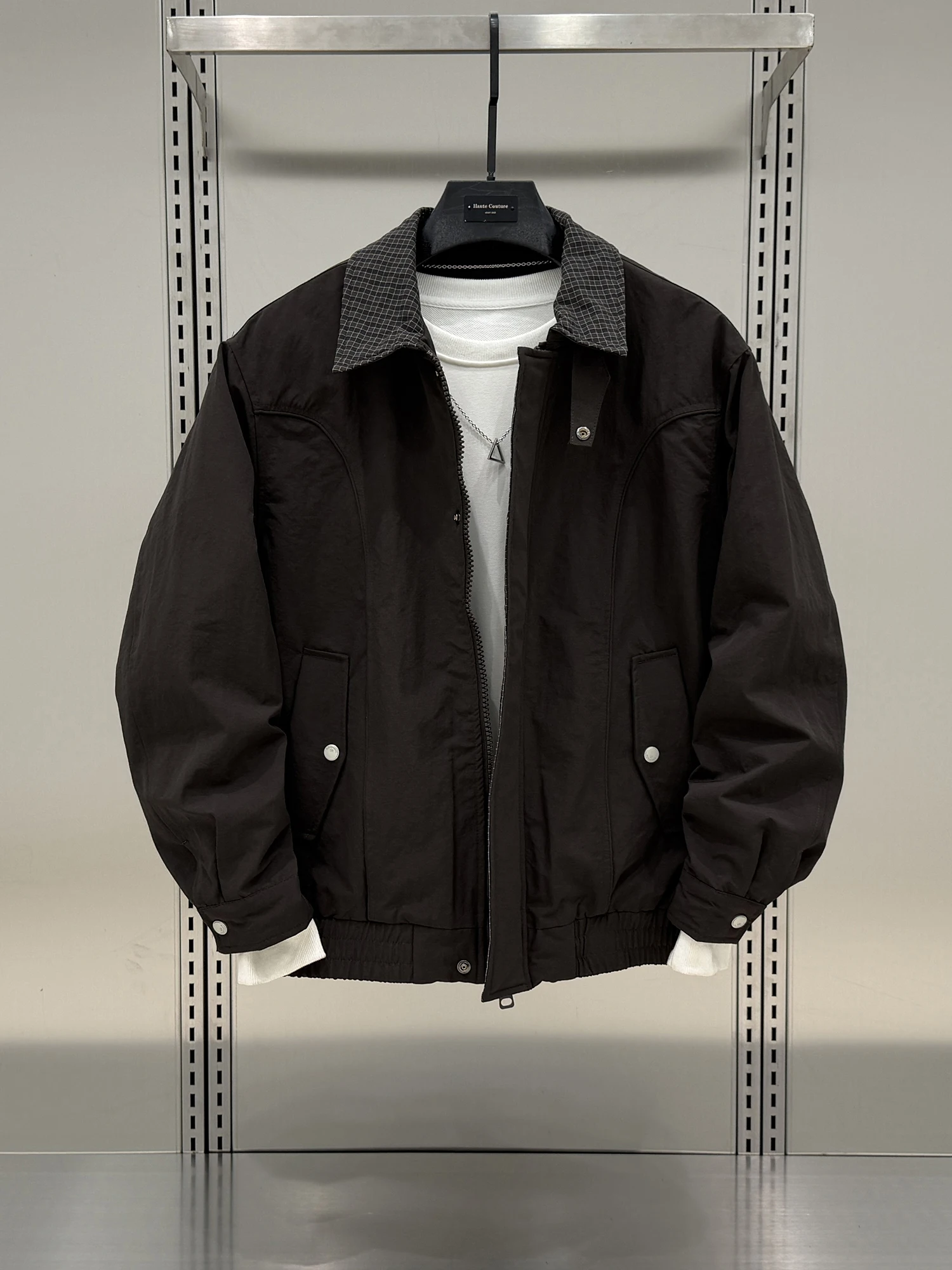 Мужская утепленная хлопковая куртка с отложным воротником, зимняя модная клетчатая теплая куртка премиум-класса с двойным хлопковым воротником-стойкой
Мужская утепленная хлопковая куртка с отложным воротником, зимняя модная клетчатая теплая куртка премиум-класса с двойным хлопковым воротником-стойкой