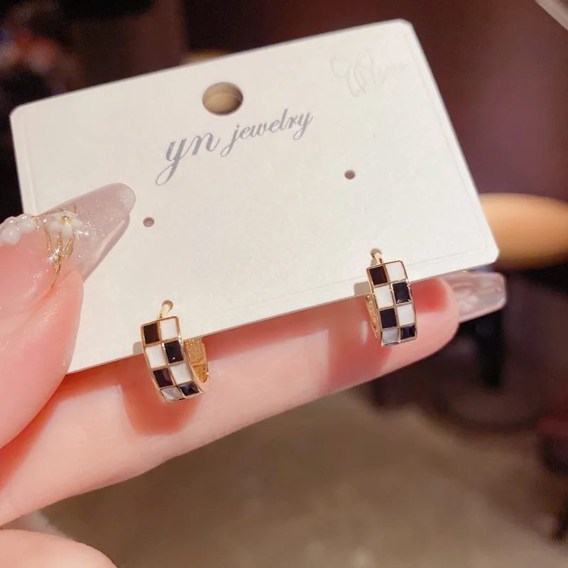 Oil Drop Checkerboard Geometric Square Ear Buckle Women's Fashion Simple Small Stud Luxury Unique Design Earrings
Oil Drop Checkerboard Geometric Square Ear Buckle Women's Fashion Simple Small Stud Luxury Unique Design Earrings