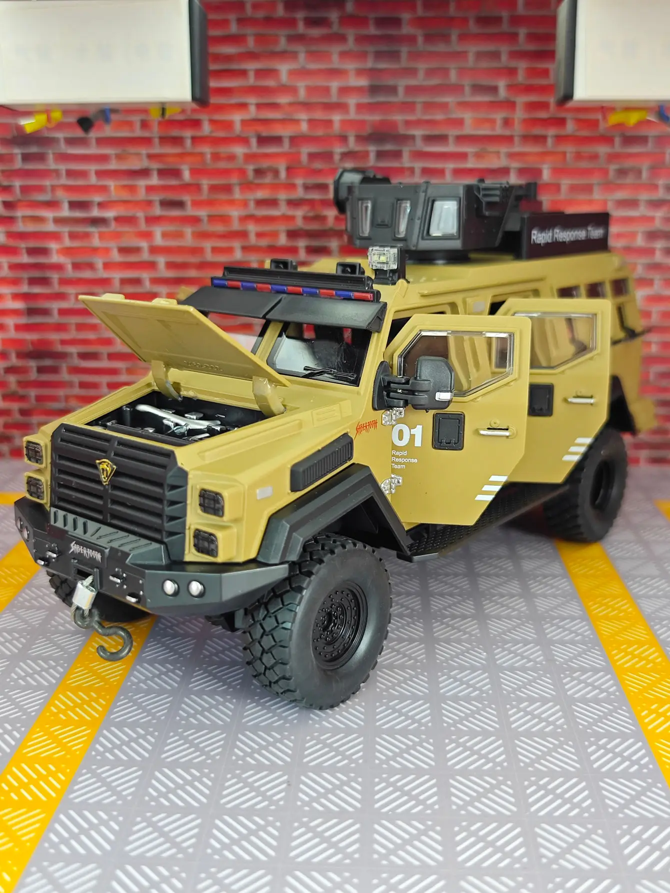 1:24 Simulation armored car alloy car model doors and the front hood and trunk door can be opened has sound and lighting
1:24 Simulation armored car alloy car model doors and the front hood and trunk door can be opened has sound and lighting