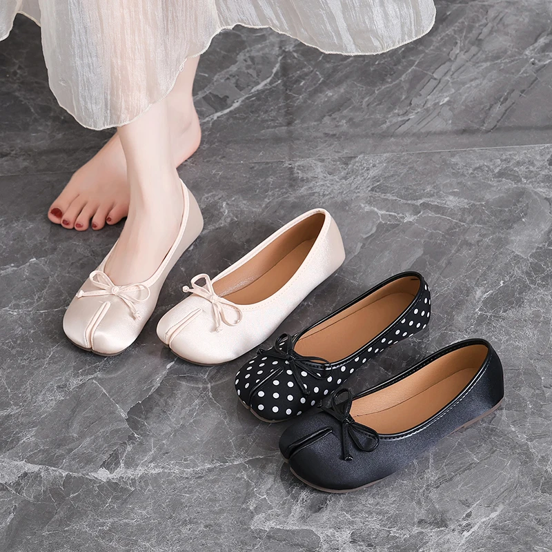 French Satin Silk Tabi Shoes Women Handmade Woman Butterfly Knot Flats Luxury Design Split-Toe Mules Polka Dot Loafers Footwear
French Satin Silk Tabi Shoes Women Handmade Woman Butterfly Knot Flats Luxury Design Split-Toe Mules Polka Dot Loafers Footwear