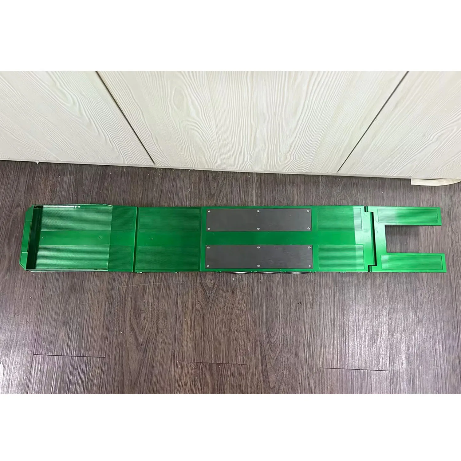 1/18 пластиковый планшетный полуприцеп HUINA 1502 для радиоуправляемого тягача 1501, электрические опорные ножки, аккумулятор без света
1/18 пластиковый планшетный полуприцеп HUINA 1502 для радиоуправляемого тягача 1501, электрические опорные ножки, аккумулятор без света