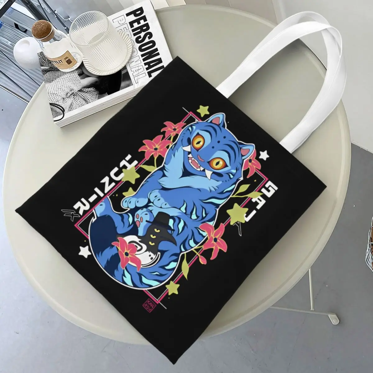 KPop Demon Hunters Tiger Shopper Bag Многоразовые сумки Полиэстеровая дорожная сумка Женская дизайнерская пляжная сумка
KPop Demon Hunters Tiger Shopper Bag Многоразовые сумки Полиэстеровая дорожная сумка Женская дизайнерская пляжная сумка