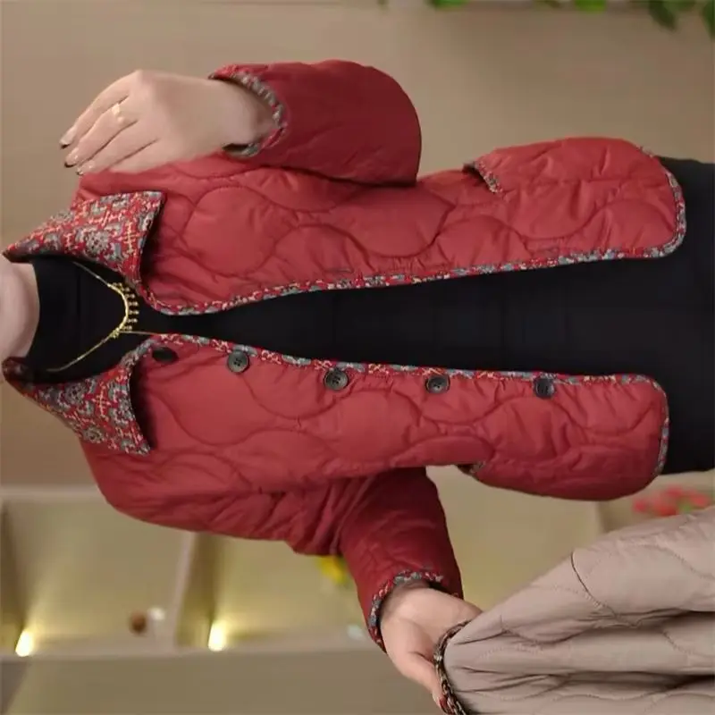 Осень-зима, бархатная легкая тонкая теплая короткая хлопковая куртка, новинка 2025 года, женское хлопковое пальто для пожилых людей среднего возраста, верхняя одежда Femme
Осень-зима, бархатная легкая тонкая теплая короткая хлопковая куртка, новинка 2025 года, женское хлопковое пальто для пожилых людей среднего возраста, верхняя одежда Femme