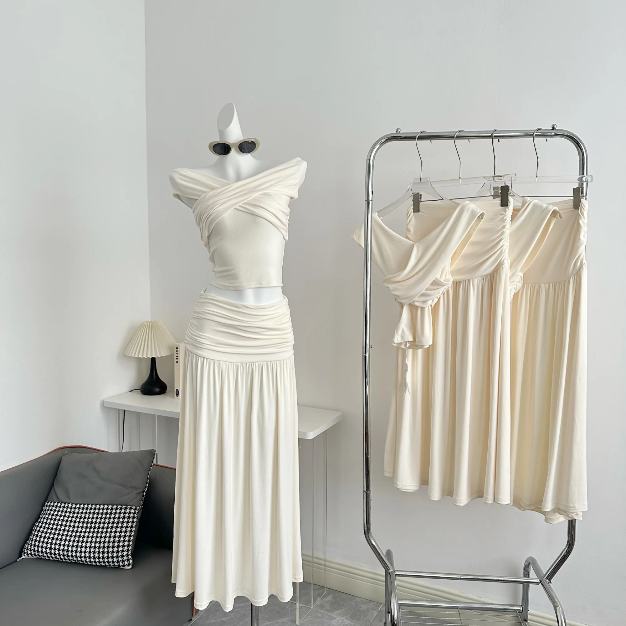 Pure Sexy Suit Women's Summer Stretch Off Shoulder Slim Top High Waist Pleated Long Skirt Two-piece Set Fashion Female Clothes
Pure Sexy Suit Women's Summer Stretch Off Shoulder Slim Top High Waist Pleated Long Skirt Two-piece Set Fashion Female Clothes