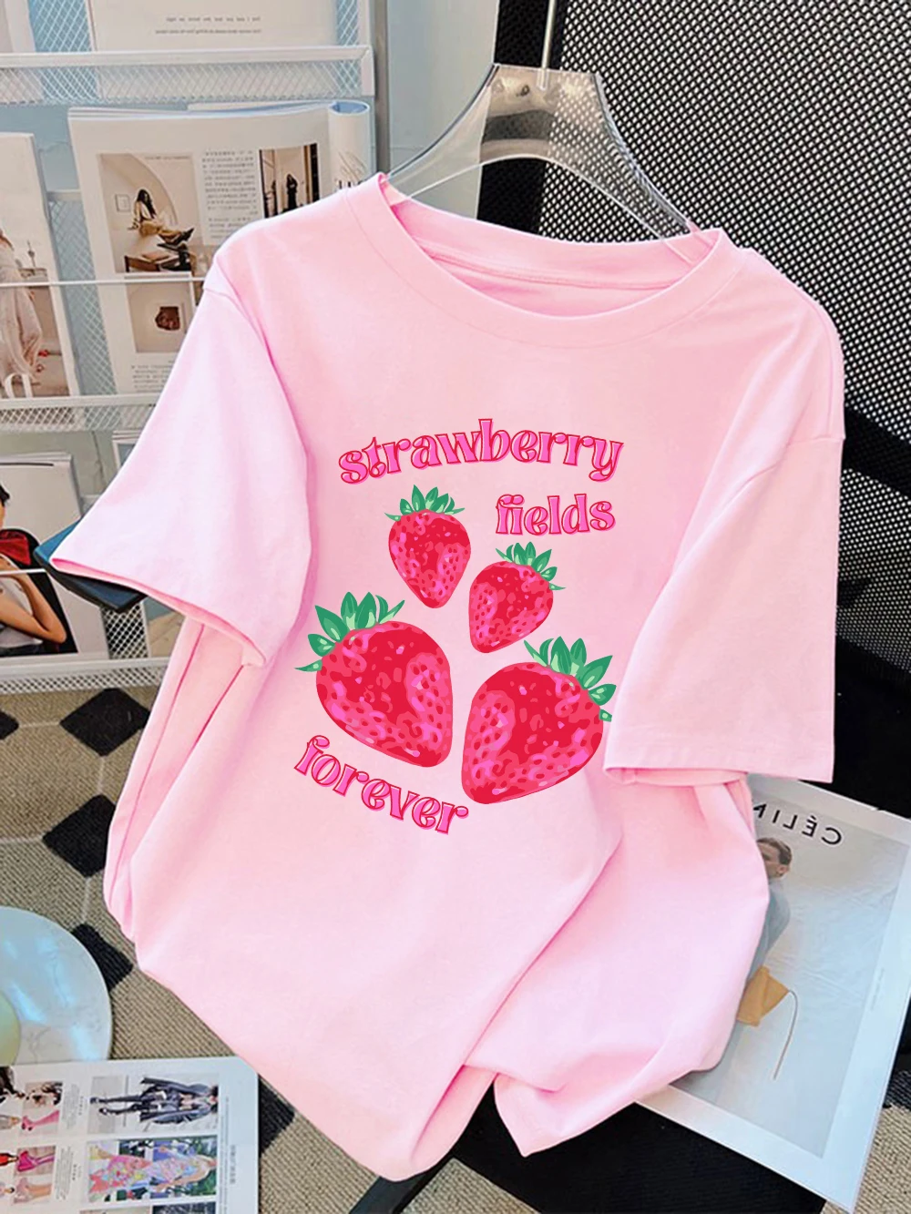 Женская футболка из хлопка, летняя футболка с принтом Strawberry Fields Forever, свободные мягкие удобные топы с круглым вырезом, базовая женская одежда
Женская футболка из хлопка, летняя футболка с принтом Strawberry Fields Forever, свободные мягкие удобные топы с круглым вырезом, базовая женская одежда