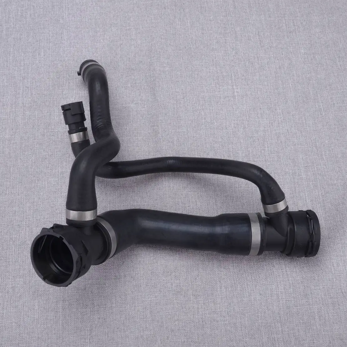 17127546064 17127521776 Автомобильный верхний шланг охлаждения радиатора подходит для BMW 5 серии E60 525i 525xi 528i 528xi 530i 530xi L6 3.0L
17127546064 17127521776 Автомобильный верхний шланг охлаждения радиатора подходит для BMW 5 серии E60 525i 525xi 528i 528xi 530i 530xi L6 3.0L