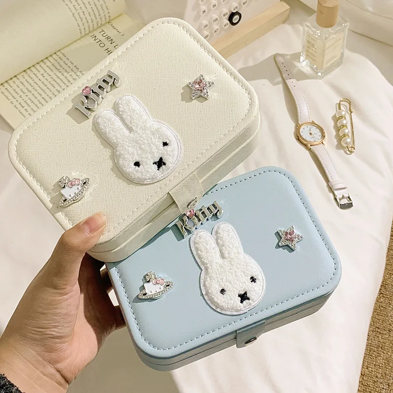 Сумка для хранения украшений Miffy Rabbit, портативная сумка с отделениями большой вместимости для мелких предметов, портативная шкатулка для украшений большой вместимости
Сумка для хранения украшений Miffy Rabbit, портативная сумка с отделениями большой вместимости для мелких предметов, портативная шкатулка для украшений большой вместимости