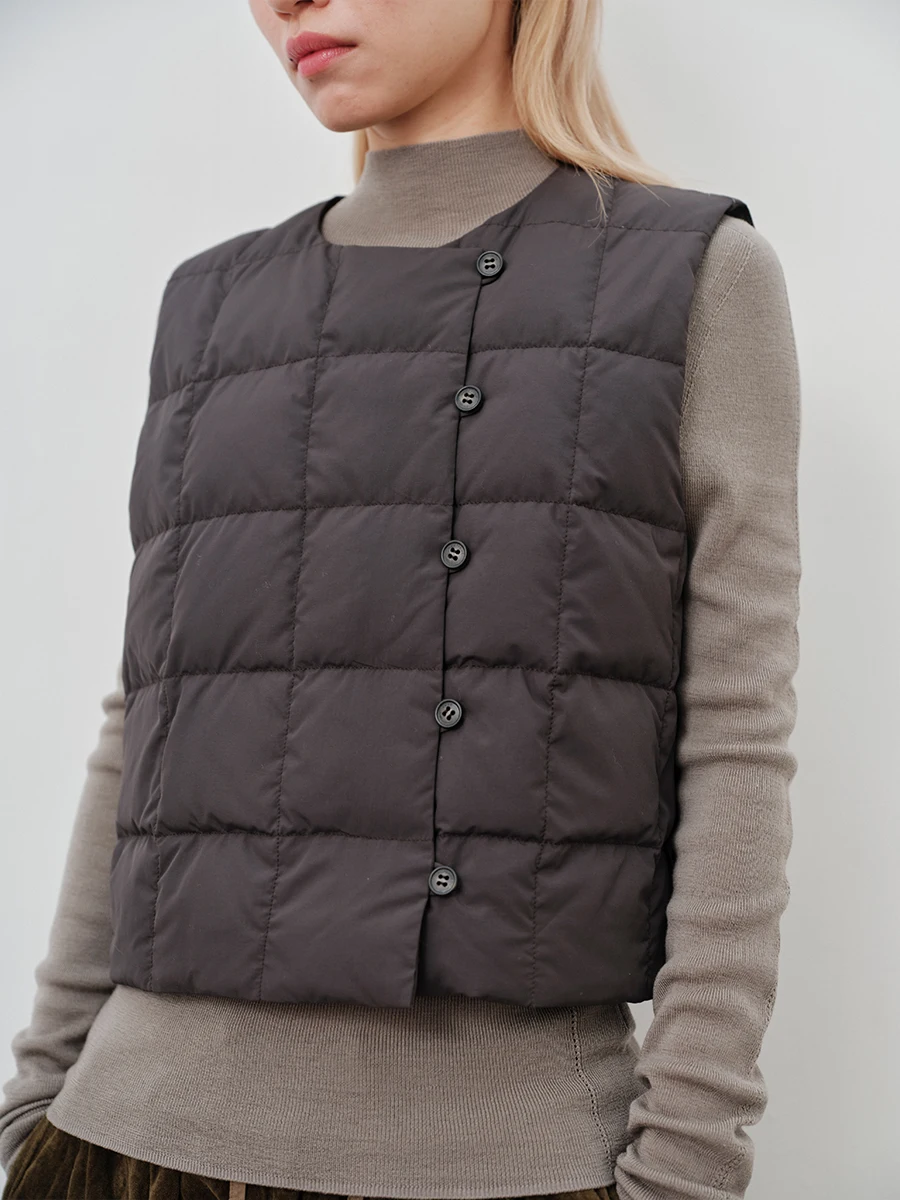 Теплый круглый жилет из гусиного пуха для женщин, повседневный, модный, укороченный, зимний, без капюшона, бренд ZOEPRO
Теплый круглый жилет из гусиного пуха для женщин, повседневный, модный, укороченный, зимний, без капюшона, бренд ZOEPRO