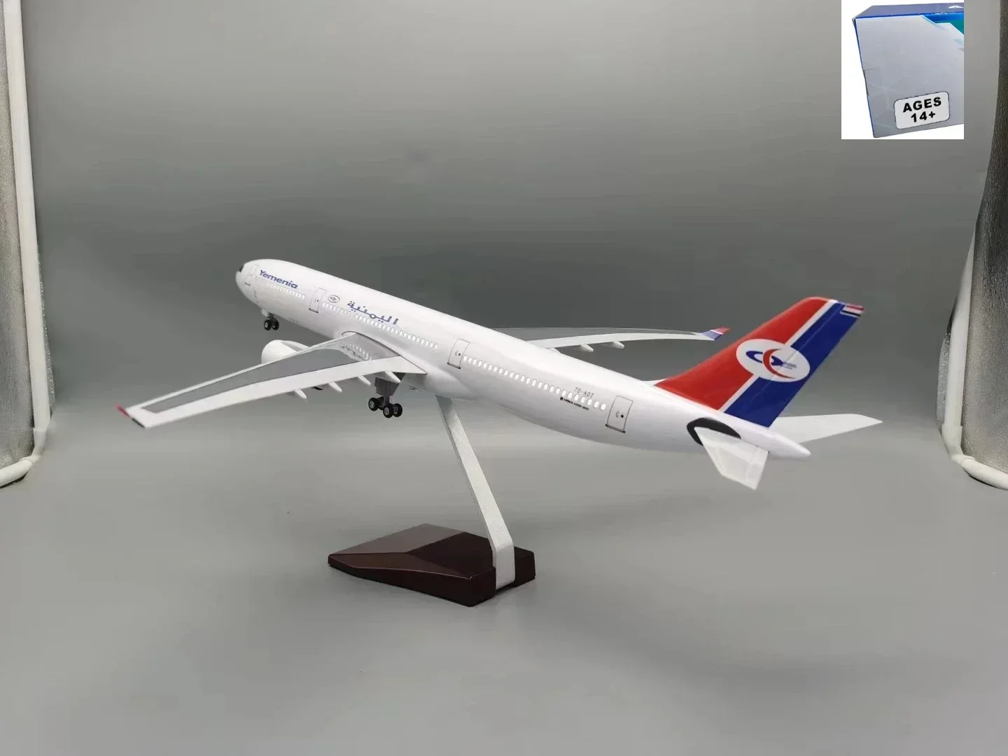 Модель 330 A330 Йеменский международный масштаб 1:135, 47 см Airways, литой самолет из смолы с подсветкой и шасси, модель самолета
Модель 330 A330 Йеменский международный масштаб 1:135, 47 см Airways, литой самолет из смолы с подсветкой и шасси, модель самолета