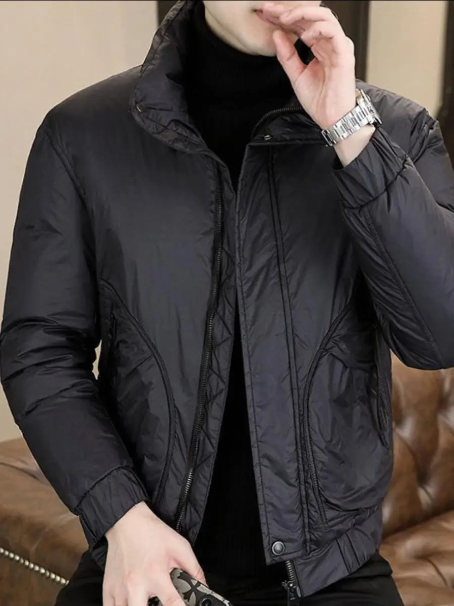 Новая мужская легкая пуховая куртка 2025 года, простая, стильная, осенне-зимняя, с отложным воротником, для индивидуального стиля...
Новая мужская легкая пуховая куртка 2025 года, простая, стильная, осенне-зимняя, с отложным воротником, для индивидуального стиля...