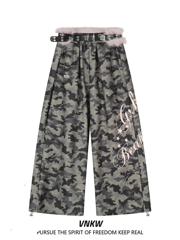 Розовый меховой воротник, камуфляжная рабочая одежда, повседневные брюки, женские свободные прямые брюки длиной до пола, осень-зима, эластичная талия
Розовый меховой воротник, камуфляжная рабочая одежда, повседневные брюки, женские свободные прямые брюки длиной до пола, осень-зима, эластичная талия