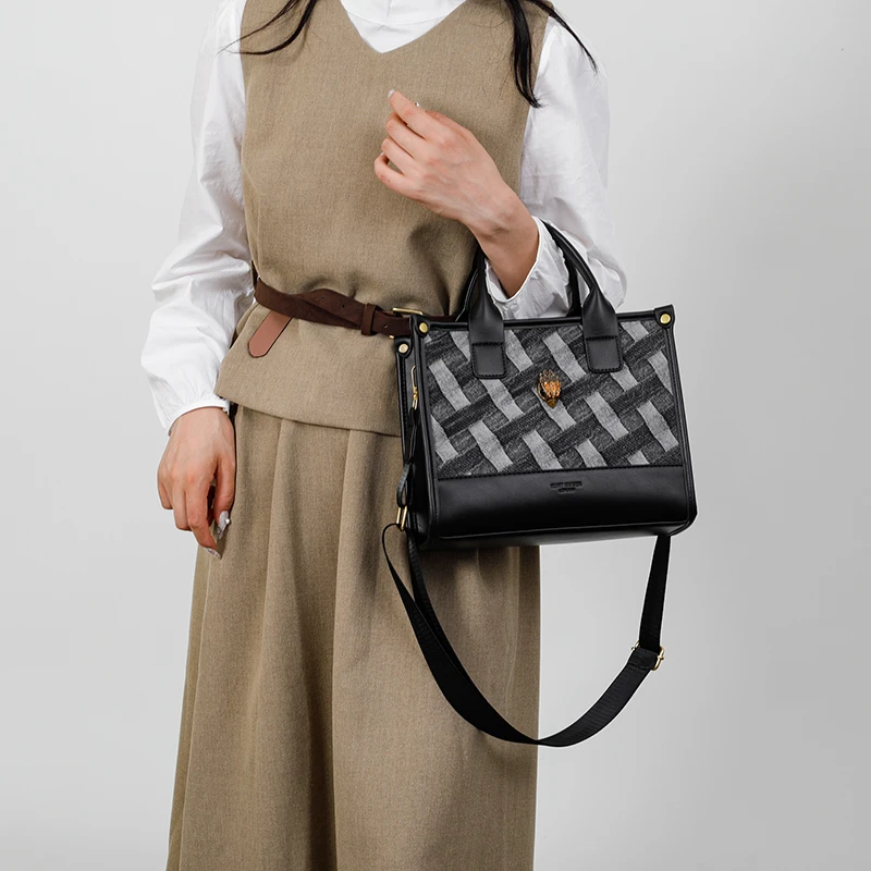 Famous Designer Leather Crossbody Bag for Women, Adjustable Strap, Elegant and Versatile Style
Famous Designer Leather Crossbody Bag for Women, Adjustable Strap, Elegant and Versatile Style