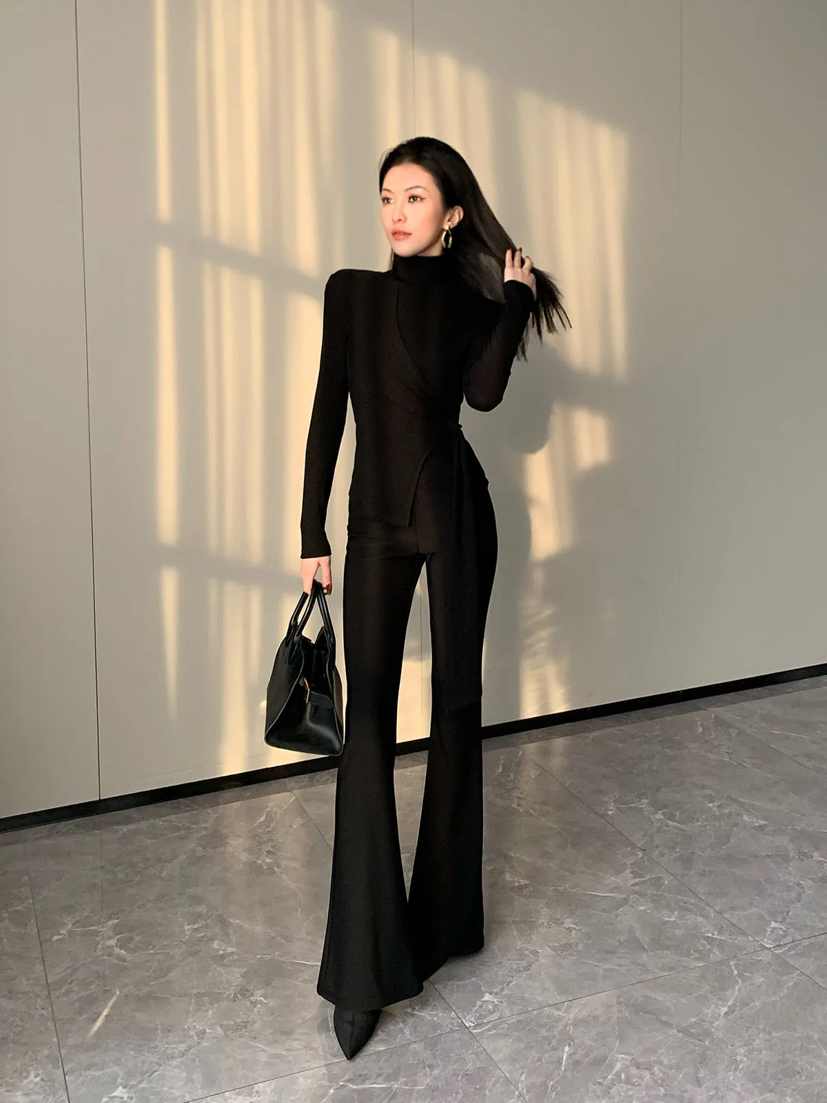 Модные черные прямые брюки для женщин, слегка расклешенные, повседневные, с эффектом похудения, с высокой талией, из смеси полиэстера и спандекса
Модные черные прямые брюки для женщин, слегка расклешенные, повседневные, с эффектом похудения, с высокой талией, из смеси полиэстера и спандекса