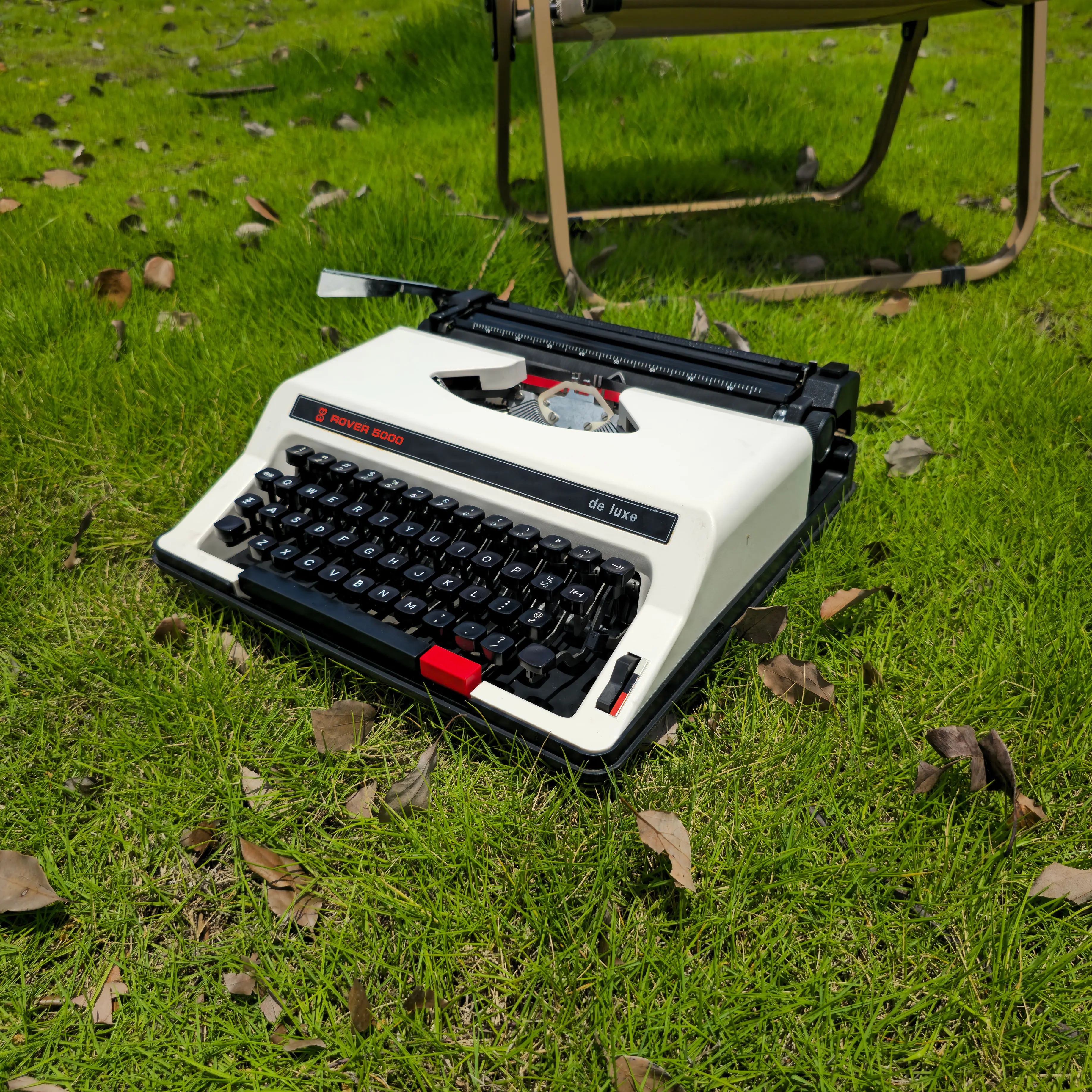 Italian white ROVER5000 vintage typewriter retro machinery English birthday gift feelings can be used
Italian white ROVER5000 vintage typewriter retro machinery English birthday gift feelings can be used