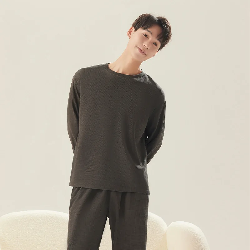 Waffle couple pajamas - New autumn collection for men's home wear. Simple long-sleeved pants in loose and casual style.
Waffle couple pajamas - New autumn collection for men's home wear. Simple long-sleeved pants in loose and casual style.