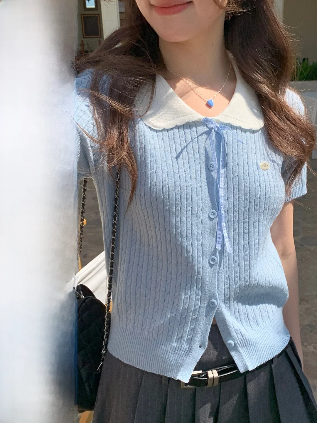 Versatile Short Sleeve Knitted Sweater with Doll Collar And Twist Design in Retro Korean Style for Young Women Casual Wear
Versatile Short Sleeve Knitted Sweater with Doll Collar And Twist Design in Retro Korean Style for Young Women Casual Wear
