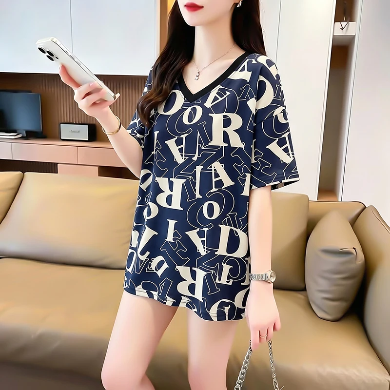 Women's plus-size summer V-neck lounging top, loose and comfortable, bringing you a cool summer.
Women's plus-size summer V-neck lounging top, loose and comfortable, bringing you a cool summer.