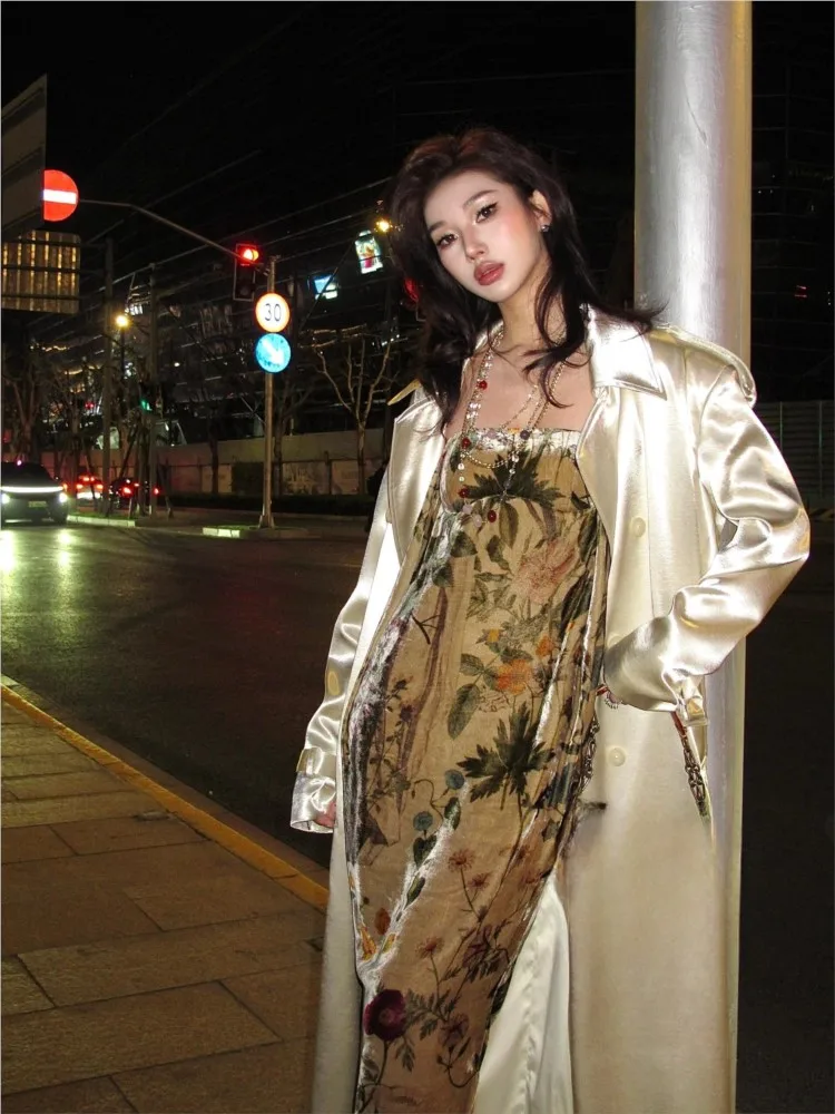 Printed strapless dress creates a new Chinese-style champagne gold velvet for visiting exhibitions and toasting
Printed strapless dress creates a new Chinese-style champagne gold velvet for visiting exhibitions and toasting