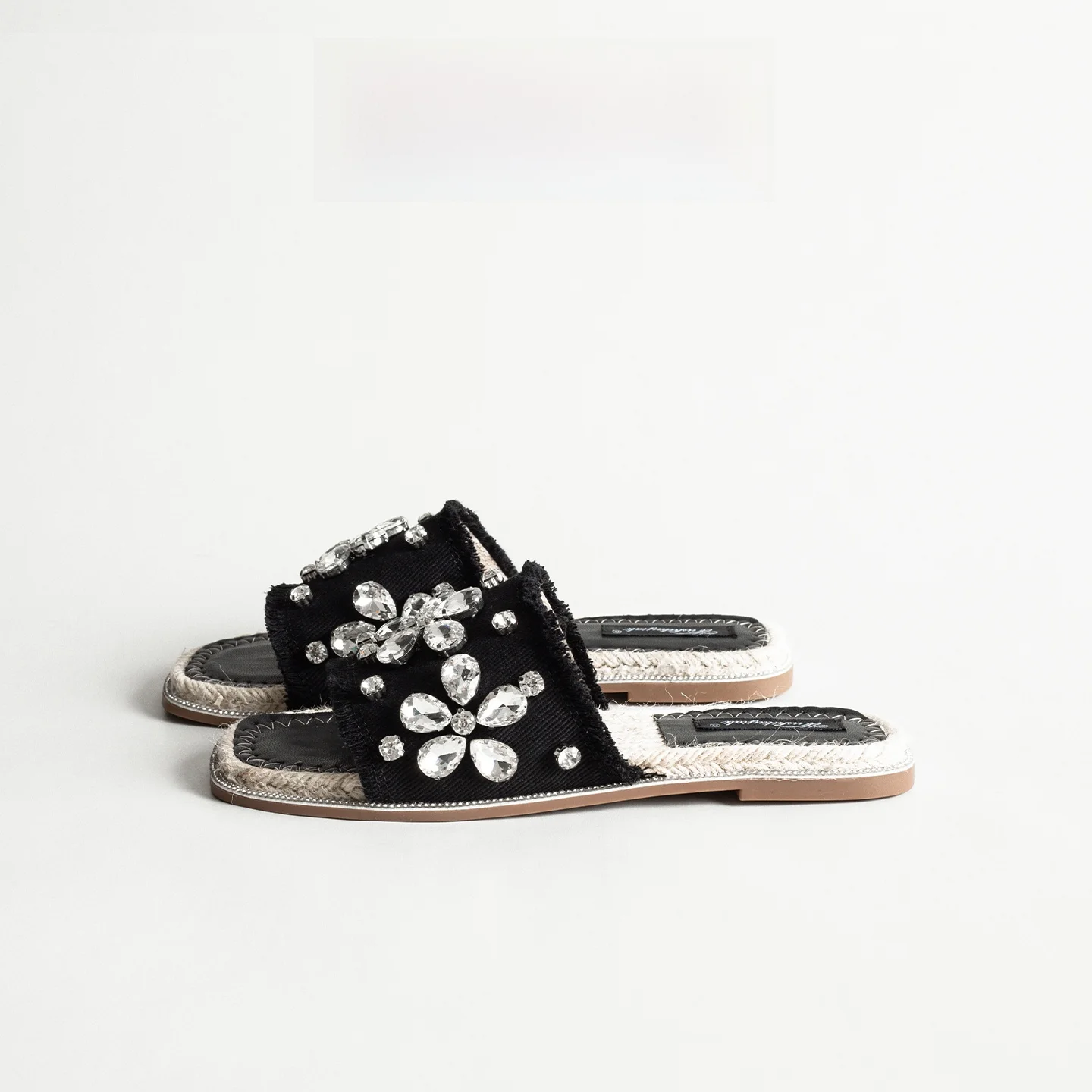 Summer 2025 Women's Flat Sandals Casual Style Rhinestone Embellished Straw Woven Slip-On Beach Shoes Soft Bottom Outdoor Wear
Summer 2025 Women's Flat Sandals Casual Style Rhinestone Embellished Straw Woven Slip-On Beach Shoes Soft Bottom Outdoor Wear