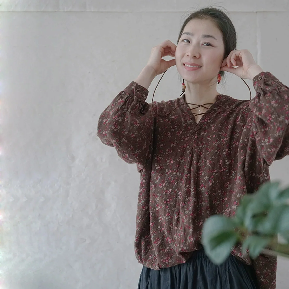 Retro High-Low Hem Tops Women Floral Print Blouse Long Sleeve V Neck T-Shirt Design Sense Casual Loose Comfy Cotton Yarn Tops
Retro High-Low Hem Tops Women Floral Print Blouse Long Sleeve V Neck T-Shirt Design Sense Casual Loose Comfy Cotton Yarn Tops