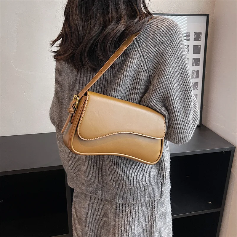 New magnetic buckle single shoulder crossbody bag, fashionable and simple, underarm small square bag, portable organ women's bag
New magnetic buckle single shoulder crossbody bag, fashionable and simple, underarm small square bag, portable organ women's bag