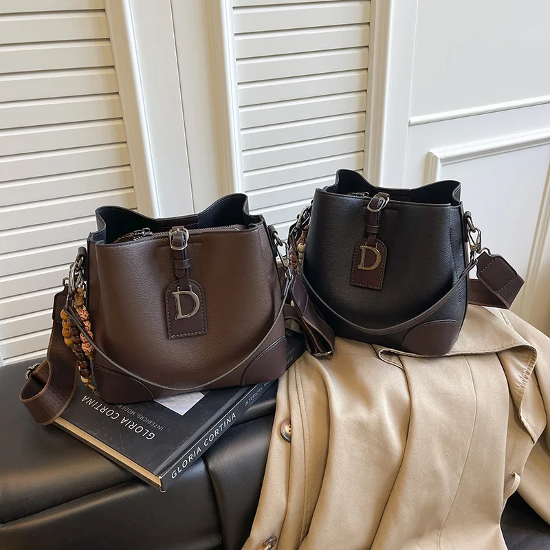 Элегантная женская сумка-ведро для воды, сумка через плечо большой вместимости, универсальная роскошная сумка через плечо на каждый день
Элегантная женская сумка-ведро для воды, сумка через плечо большой вместимости, универсальная роскошная сумка через плечо на каждый день