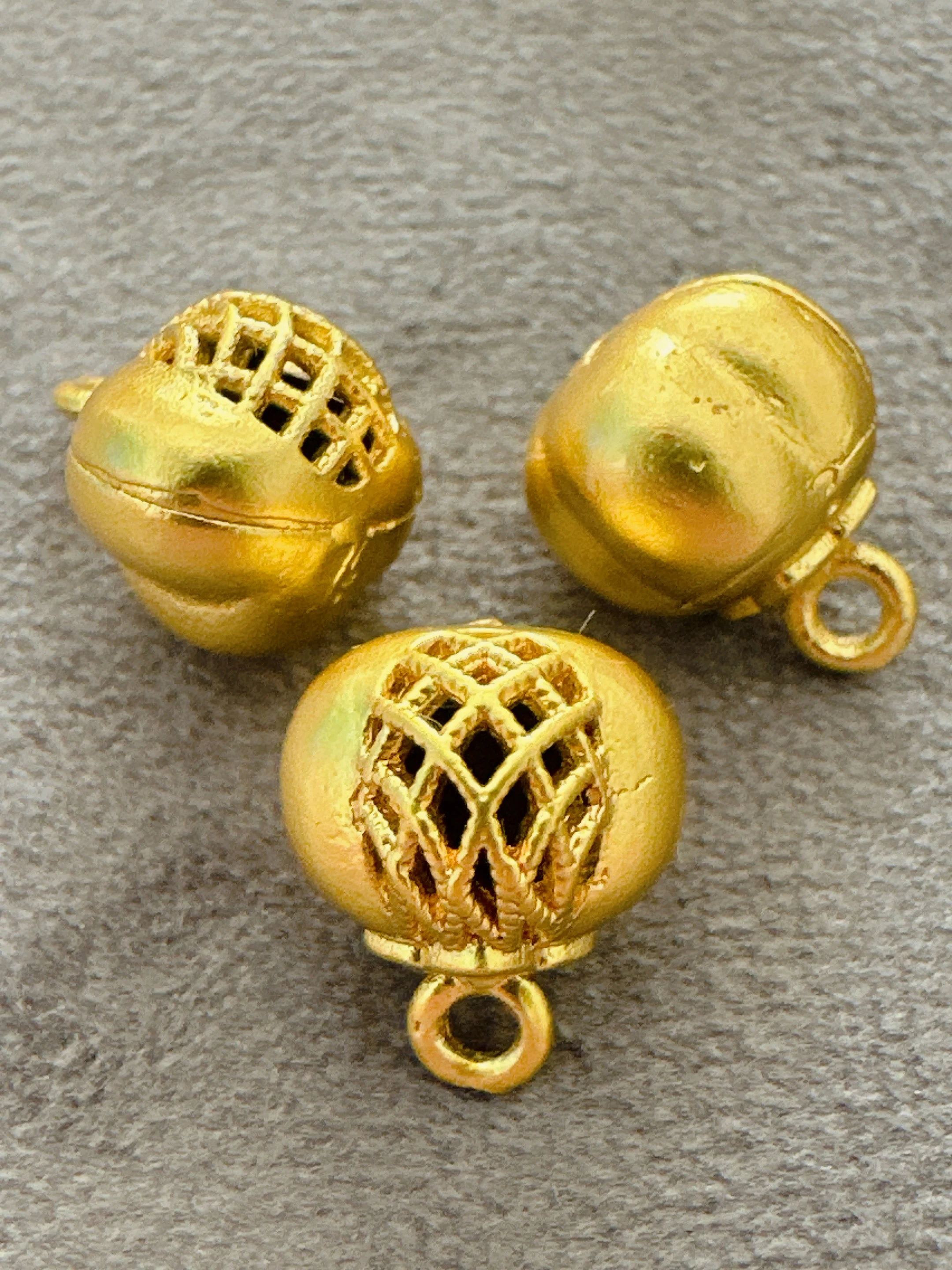 New Chinese Style Gold Hollow Metal Bell Buckle for Hanfu Ancient Costume Xiangyun Silk Accessories Buckle
New Chinese Style Gold Hollow Metal Bell Buckle for Hanfu Ancient Costume Xiangyun Silk Accessories Buckle