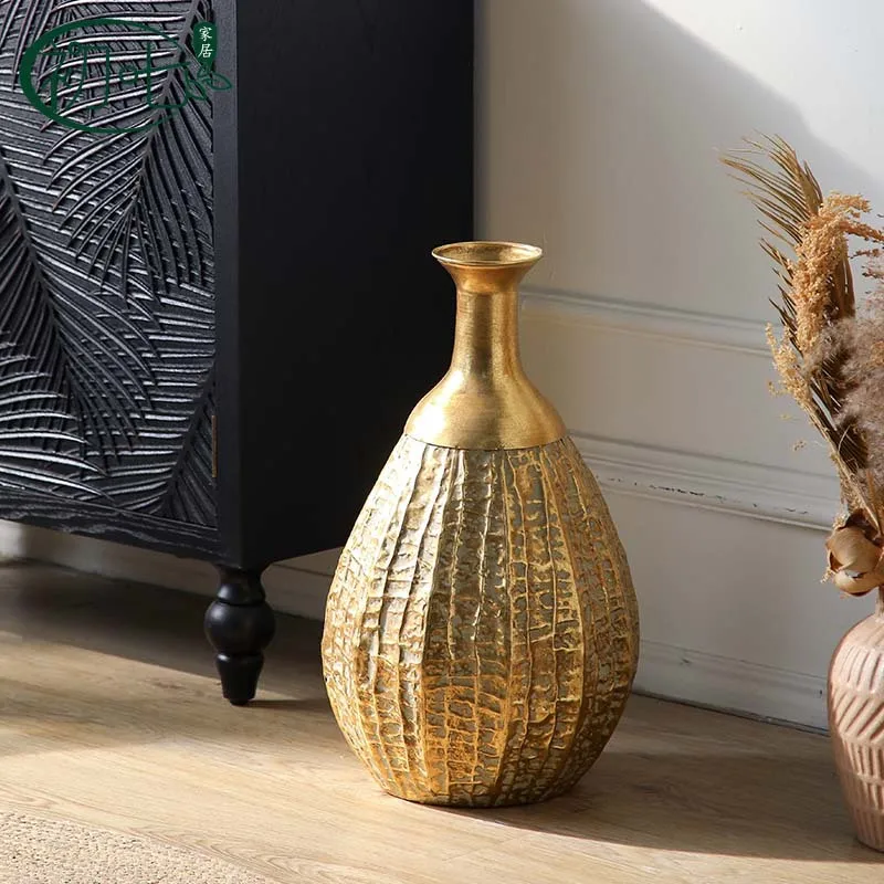 Rococo gold retro vase ornament European neoclassical beating texture old flower utensils shopping mall store decoration
Rococo gold retro vase ornament European neoclassical beating texture old flower utensils shopping mall store decoration