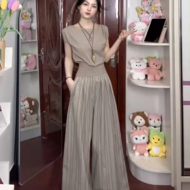 Korean-style Versatile and Slimming Sleeveless Pleated Top for Women A New Summer Design with A Unique and Loose Style Fashion
Korean-style Versatile and Slimming Sleeveless Pleated Top for Women A New Summer Design with A Unique and Loose Style Fashion