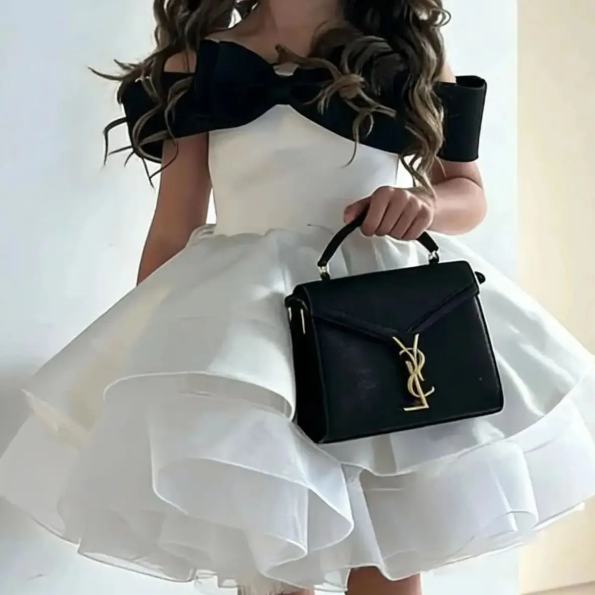 Customized Flower Girl Dress for Wedding Off Shoulder with Black Bow Kids Cute Ruffles First Communion Birthday Party Gown
Customized Flower Girl Dress for Wedding Off Shoulder with Black Bow Kids Cute Ruffles First Communion Birthday Party Gown