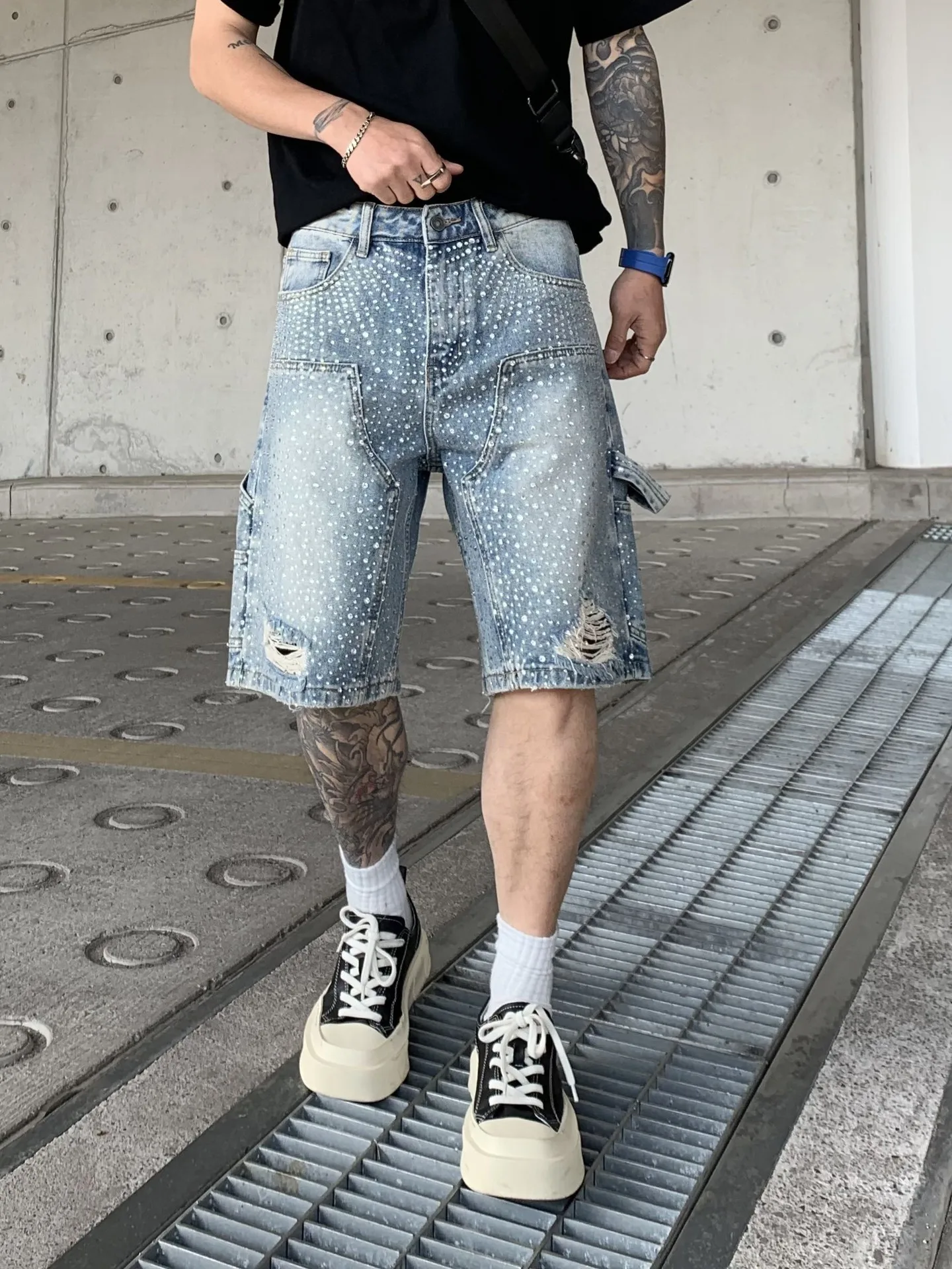 Trendy High Street Diamond Embedded Jeans Shorts Men's Summer New Hole Workwear Seven-Piece Pants Fashionable Loose Fit Jeans
Trendy High Street Diamond Embedded Jeans Shorts Men's Summer New Hole Workwear Seven-Piece Pants Fashionable Loose Fit Jeans