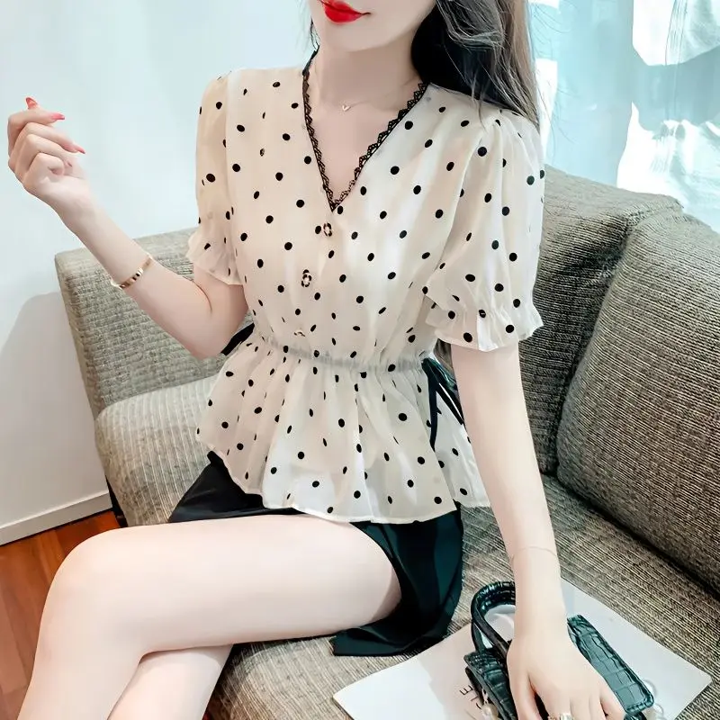 Summer Chiffon Shirt Unique Short Style Fresh Sweet Pure Floral V-neck Top Design Sense Female Niche
Summer Chiffon Shirt Unique Short Style Fresh Sweet Pure Floral V-neck Top Design Sense Female Niche