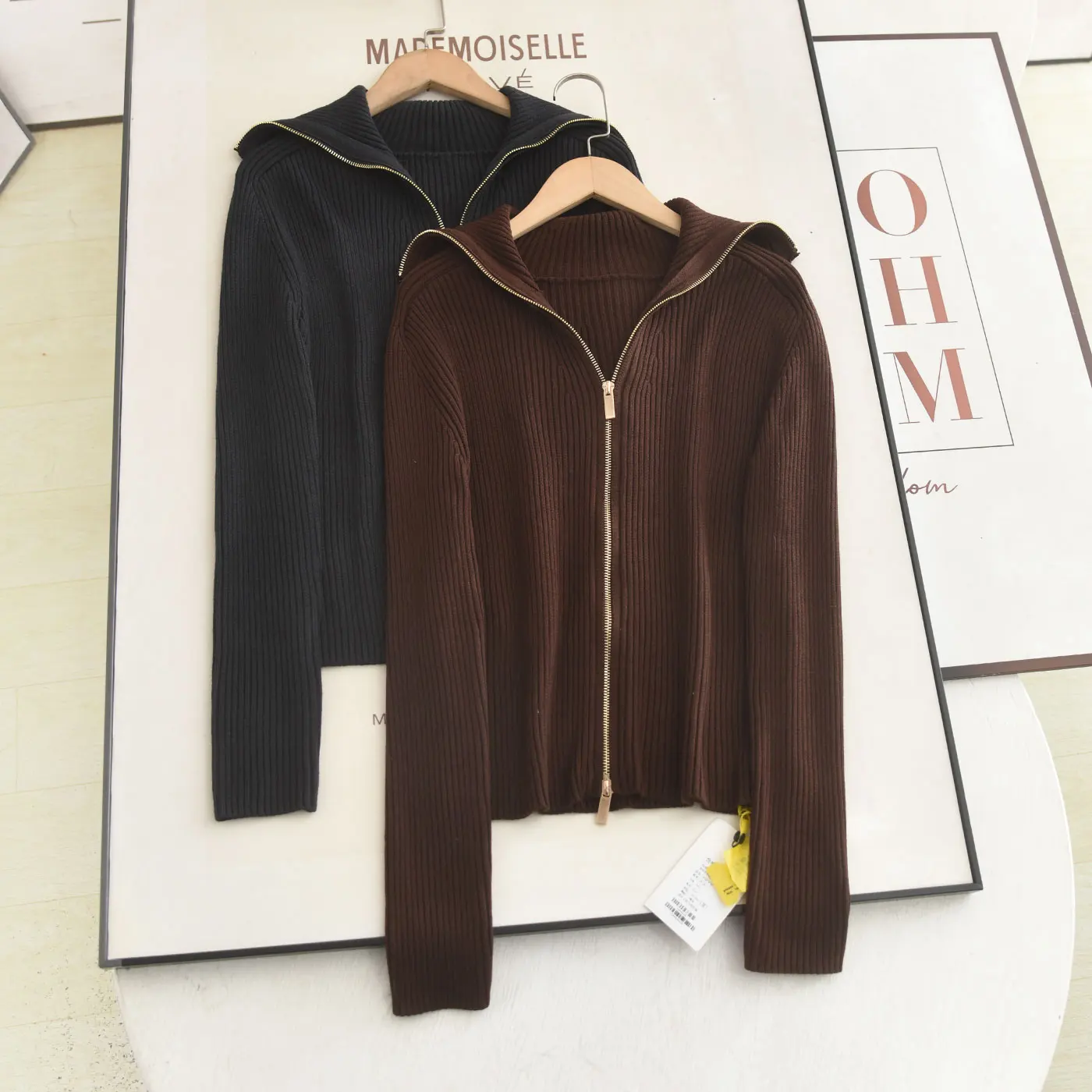 XiaoHe 2025, новинка зимы, простой модный облегающий вязаный открытый кардиган с двойной молнией, универсальный повседневный длинный све
XiaoHe 2025, новинка зимы, простой модный облегающий вязаный открытый кардиган с двойной молнией, универсальный повседневный длинный све