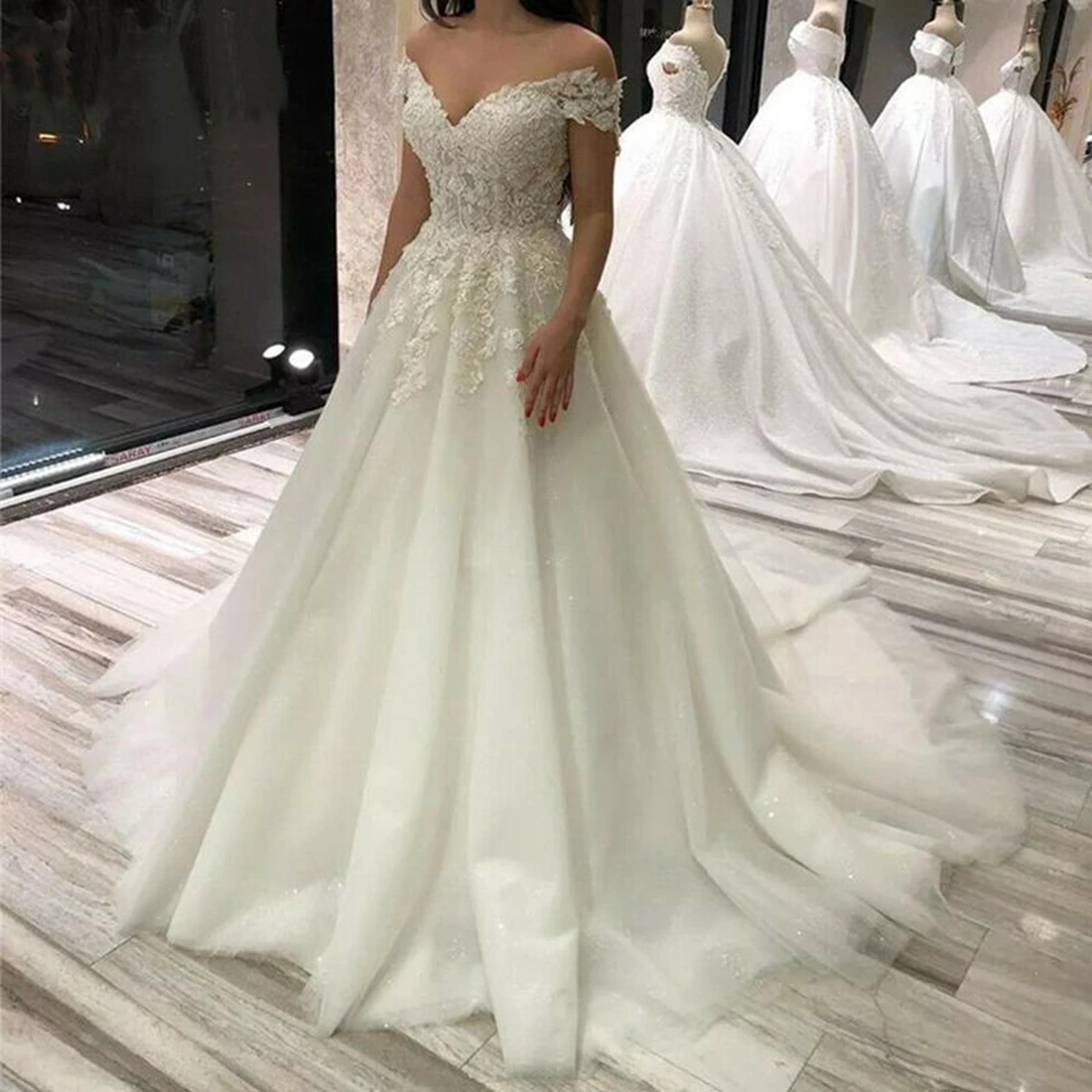 New Arrival V-Neck Tulle Wedding Dress with Court Train and Exquisite Appliques
New Arrival V-Neck Tulle Wedding Dress with Court Train and Exquisite Appliques