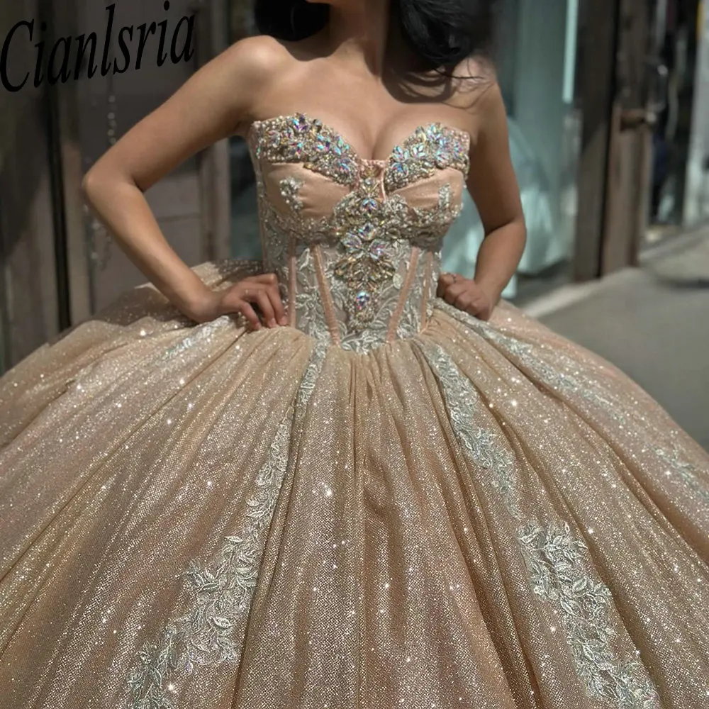 Champagne Glitter Crystal Beading Quinceanera Dresses Sleeveless Appliques Lace Corset Prom Ball Gown Sweet 16 15 Robe
Champagne Glitter Crystal Beading Quinceanera Dresses Sleeveless Appliques Lace Corset Prom Ball Gown Sweet 16 15 Robe