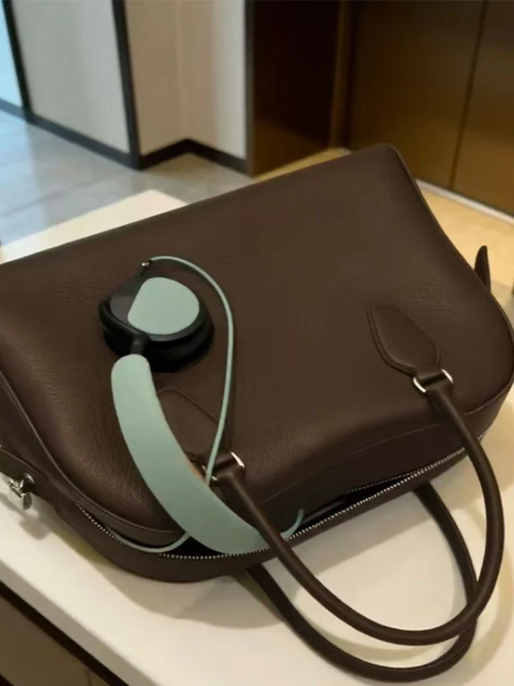 Brown Commuter Boston Bag Women's New 2026 High-End Lightweight Luxury Handbag Bowling Bag Square Shape Spring Season
Brown Commuter Boston Bag Women's New 2026 High-End Lightweight Luxury Handbag Bowling Bag Square Shape Spring Season