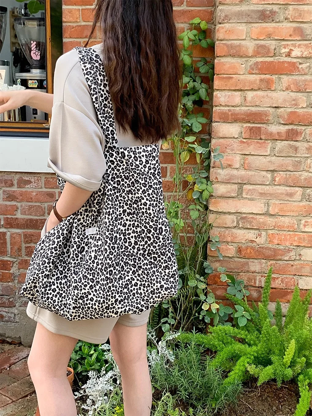 Women'S Shoulder Bag Large Canvas Bag Black And White Leopard Print Lazy Canvas Fashion South Korean Schoolgirl Bag
Women'S Shoulder Bag Large Canvas Bag Black And White Leopard Print Lazy Canvas Fashion South Korean Schoolgirl Bag