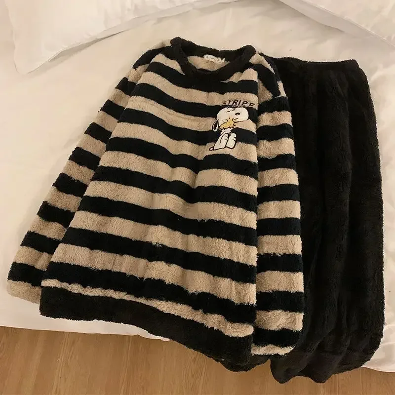 Cute Snoopy ladies autumn and winter creative cartoon pattern printing plus velvet thickening warm wearable home clothes set
Cute Snoopy ladies autumn and winter creative cartoon pattern printing plus velvet thickening warm wearable home clothes set