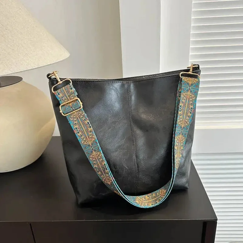 New high-end texture retro handbag bucket bag for men and women, large capacity crossbody bag
New high-end texture retro handbag bucket bag for men and women, large capacity crossbody bag