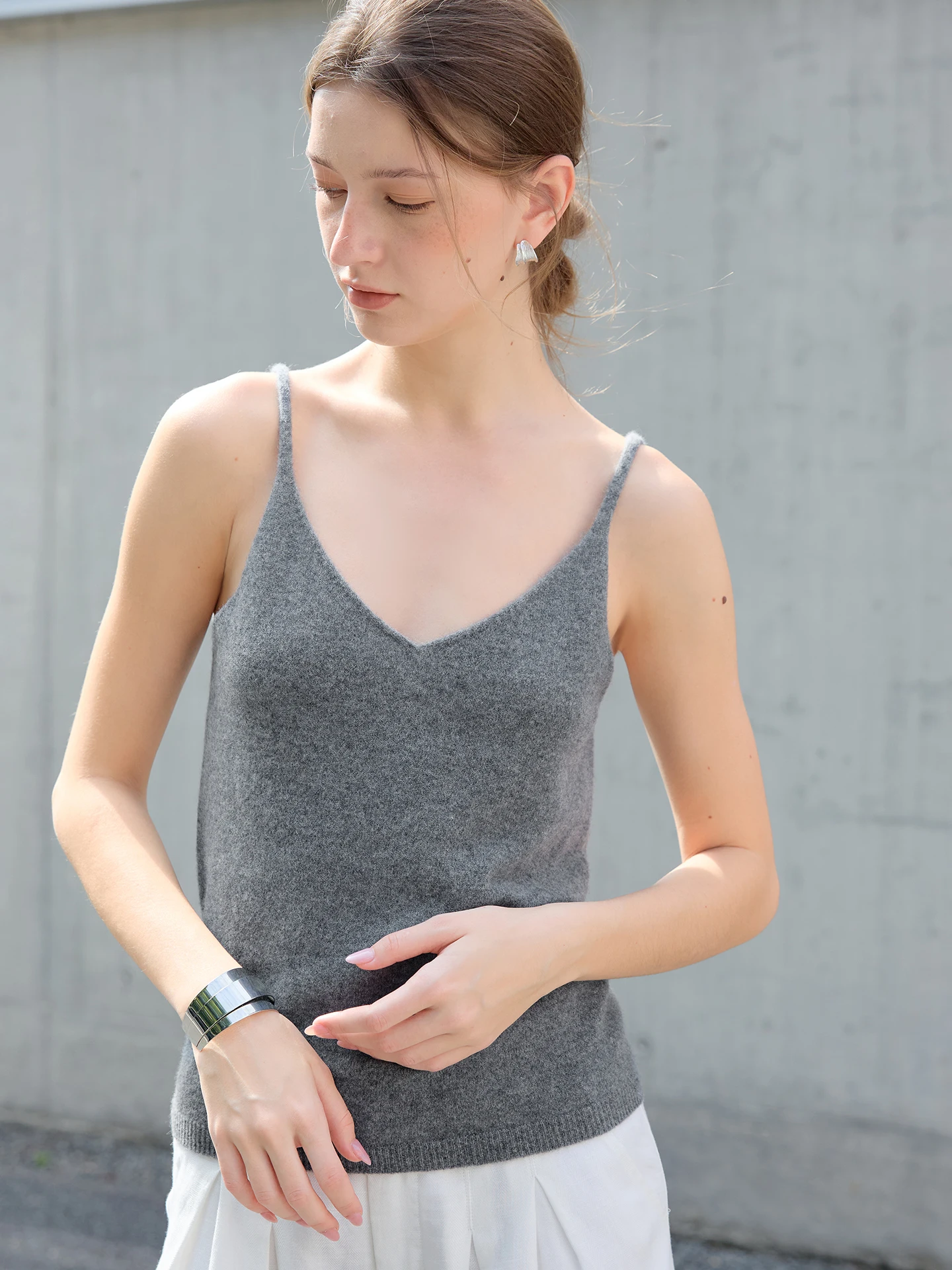 Elegant Women's Cashmere Camisole Vest Versatile Inner Wear Casual V-Neck Fit Style Suitable for All Seasons High-End Wool Blend
Elegant Women's Cashmere Camisole Vest Versatile Inner Wear Casual V-Neck Fit Style Suitable for All Seasons High-End Wool Blend