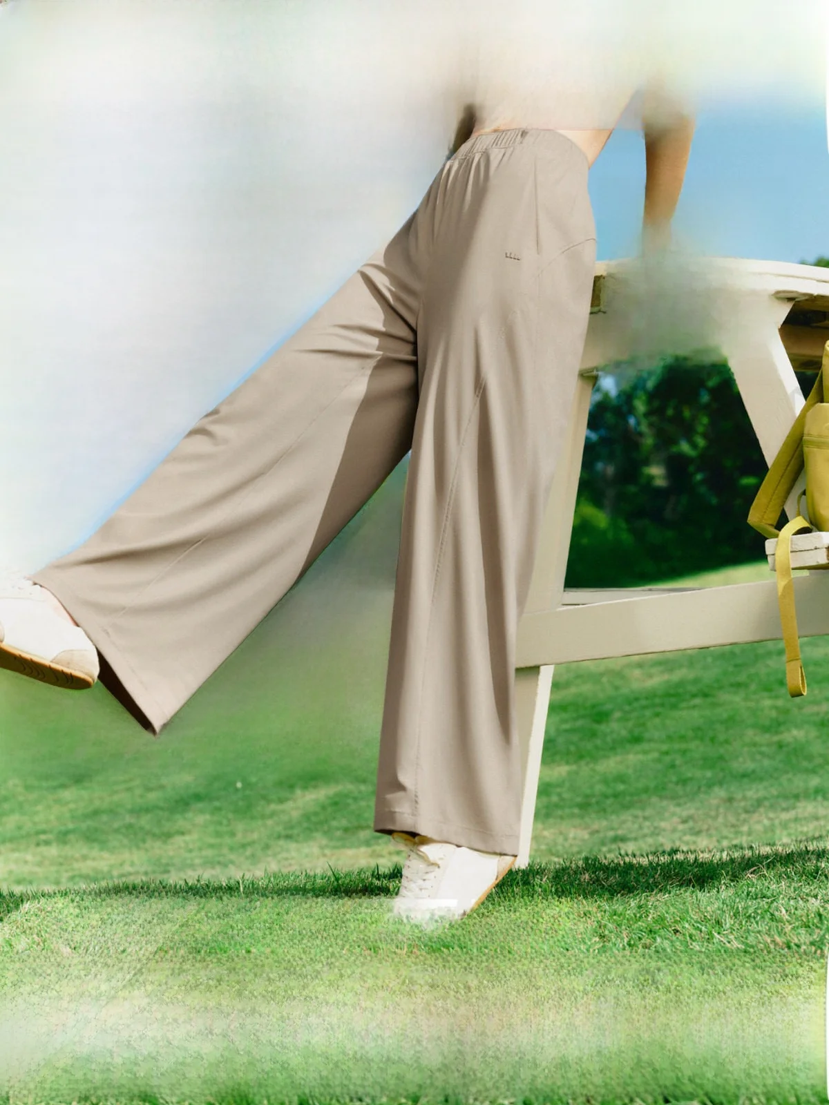 Женские летние брюки Banana Leaf нового стиля с широкими штанинами, эластичные, с защитой от солнца, быстросохнущие, спортивные, свободного кроя, удобные.
Женские летние брюки Banana Leaf нового стиля с широкими штанинами, эластичные, с защитой от солнца, быстросохнущие, спортивные, свободного кроя, удобные.