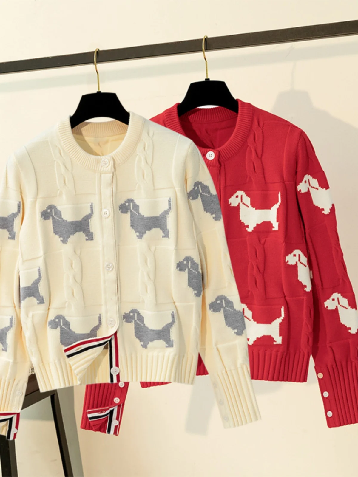 Autumn Winter New Style Knitted round Neck Open Cardigan Women's Top Thick Outerwear Lazy Style Sweater Dog Pattern Splicing
Autumn Winter New Style Knitted round Neck Open Cardigan Women's Top Thick Outerwear Lazy Style Sweater Dog Pattern Splicing