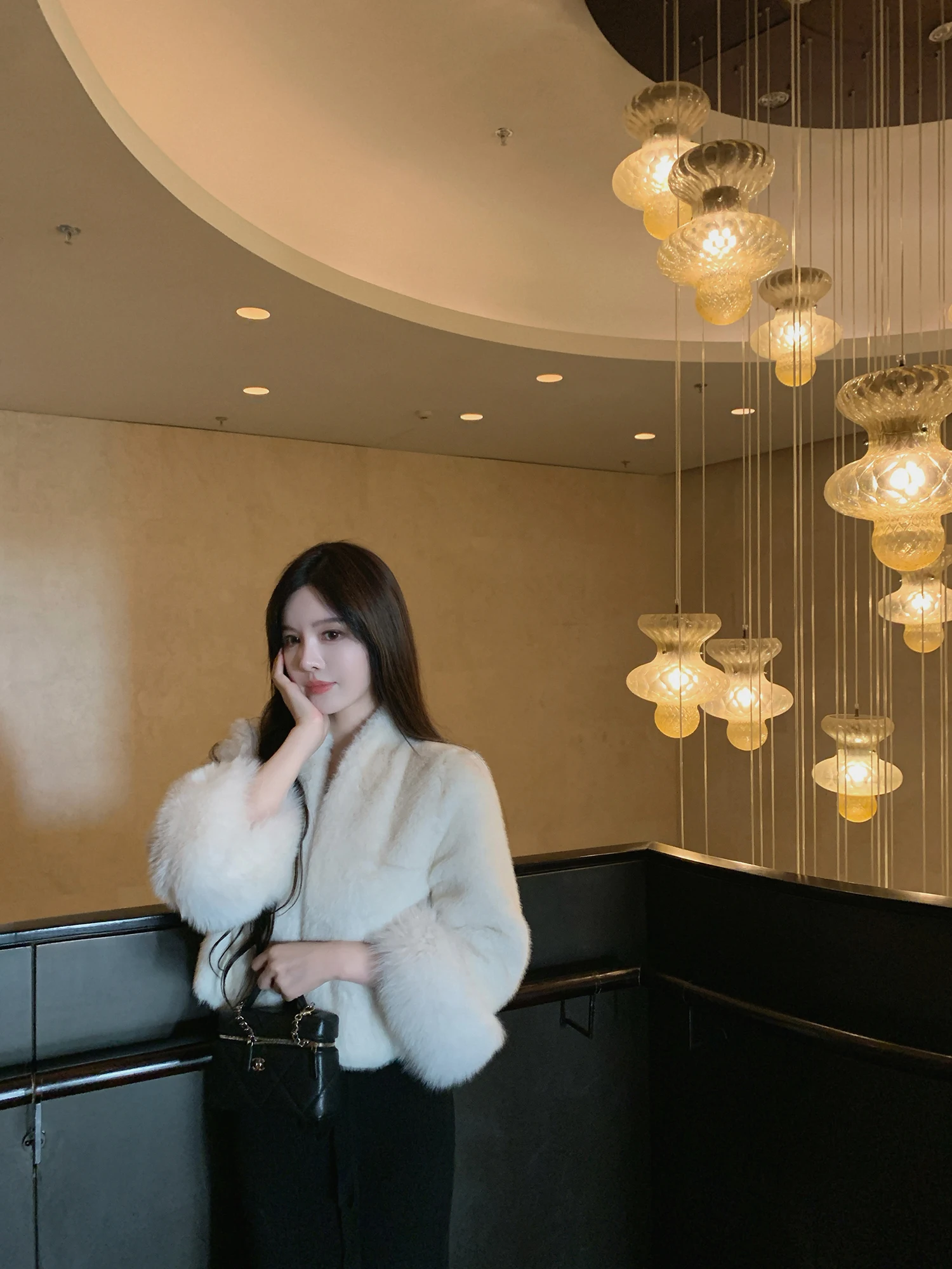 Ele Swan Luxury Soft Amber Light Faux Fur High Collar Warmth Outerwear Eco-friendly Polyester ort Coat for Women
Ele Swan Luxury Soft Amber Light Faux Fur High Collar Warmth Outerwear Eco-friendly Polyester ort Coat for Women