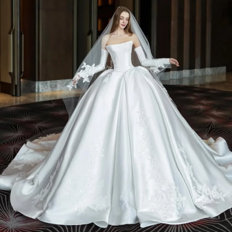 Customized ivory satin Ball Gown Royal Wedding Dresses Sweetheart Lace flower applique backless Made Robe De
Customized ivory satin Ball Gown Royal Wedding Dresses Sweetheart Lace flower applique backless Made Robe De