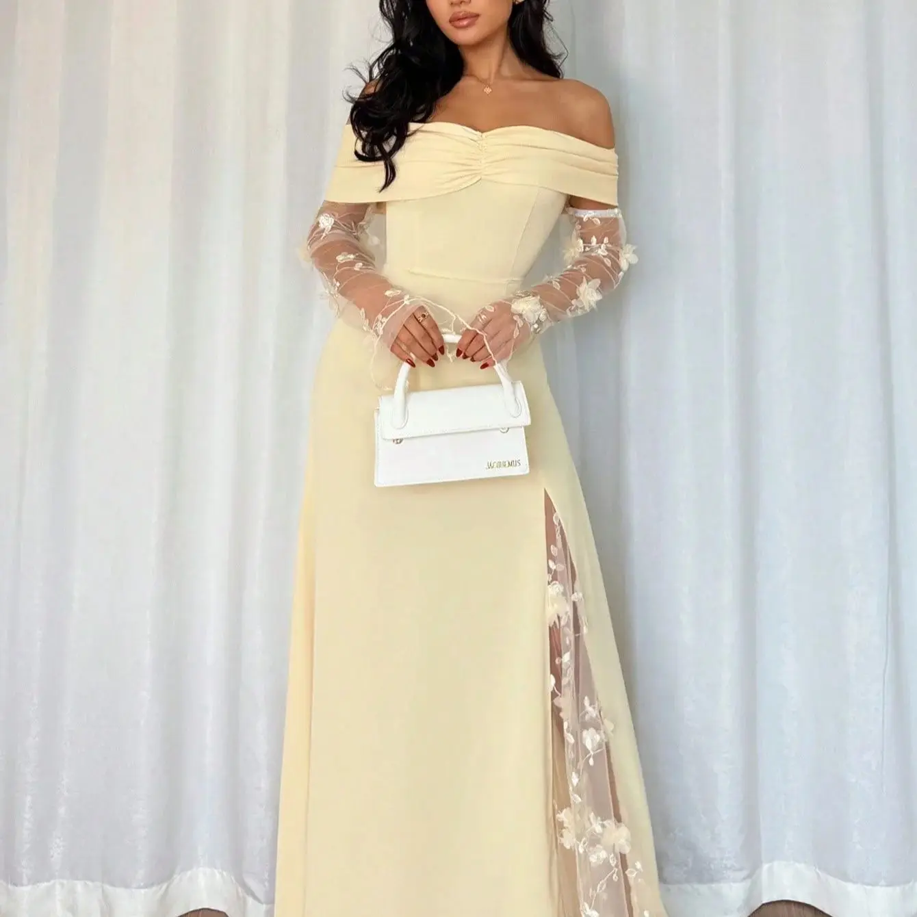 Off-the-shoulder Embroidered Mesh Evening Gown With A Fitted Waist And Slit Design Exuding A High-class Ball Gown Feel
Off-the-shoulder Embroidered Mesh Evening Gown With A Fitted Waist And Slit Design Exuding A High-class Ball Gown Feel