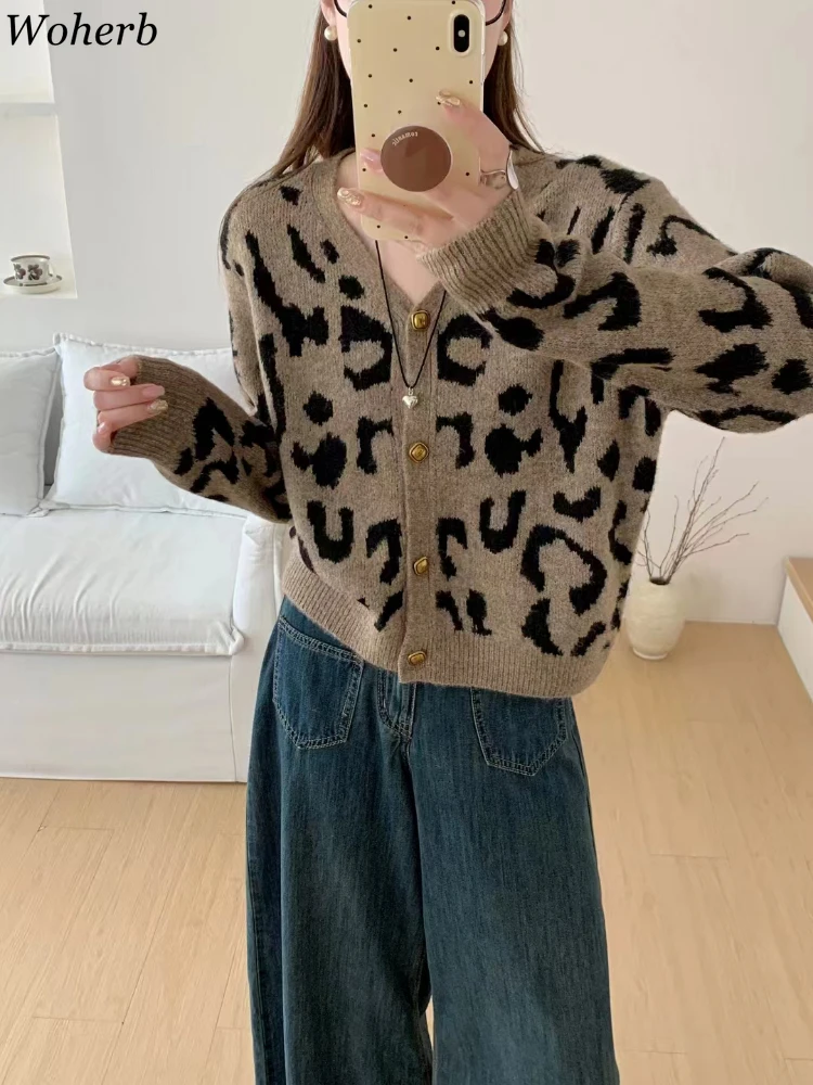 Vintage Leopard Print Cardigan for Women Sueter Mujer V-neck Fashion Knitted Crop Sweater Tops Pull Femme 2025 Autumn Clothing
Vintage Leopard Print Cardigan for Women Sueter Mujer V-neck Fashion Knitted Crop Sweater Tops Pull Femme 2025 Autumn Clothing