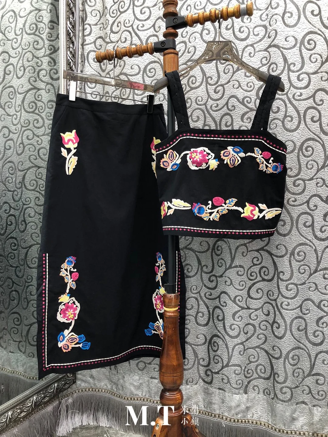 Milan Small Town South Oil Ethnic Style Embroidery Strap Vest High Waist Straight Tube Half Skirt Set Women's Fashion
Milan Small Town South Oil Ethnic Style Embroidery Strap Vest High Waist Straight Tube Half Skirt Set Women's Fashion