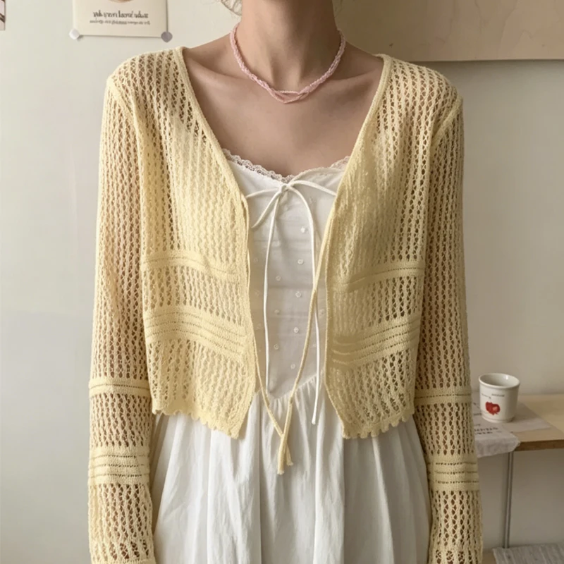 Sweet Solid Color Thin Shirt Fashion V-neck Hollow Lace-up Summer Cardigan Elegant Sunscreen Casual Slim-fit Long Sleeved Blouse
Sweet Solid Color Thin Shirt Fashion V-neck Hollow Lace-up Summer Cardigan Elegant Sunscreen Casual Slim-fit Long Sleeved Blouse